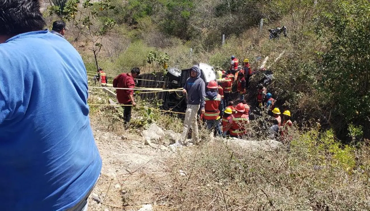 Bus vuelca en una autopista mexicana y deja 11 personas muertas 