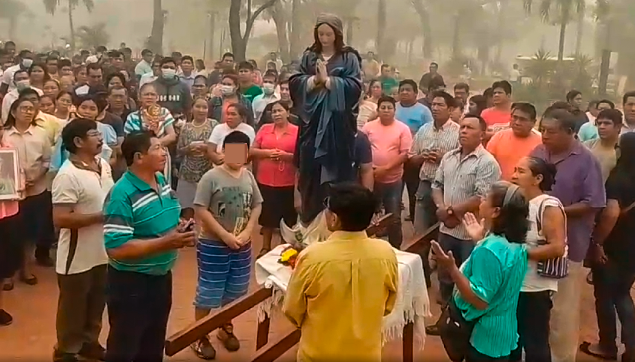 De rodillas, pobladores de Ascensión de Guarayos claman por una lluvia que sofoque los incendios forestales 