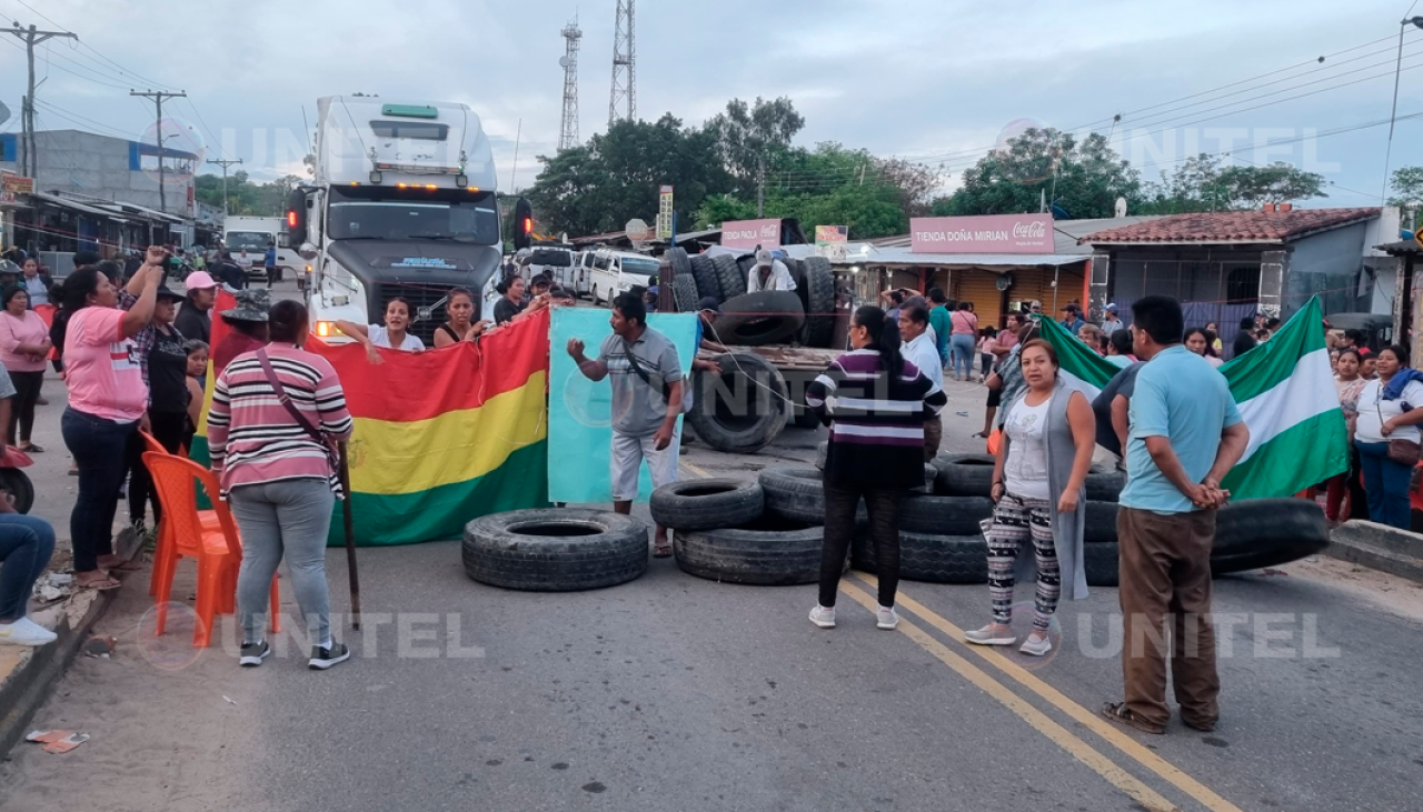 Comunarios instalan bloqueo en el puente de Abapó exigiendo medicamentos y obras 