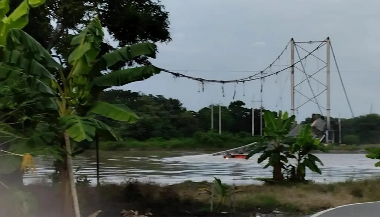 Un muerto y cinco heridos deja el colapso de puente colgante en Ecuador