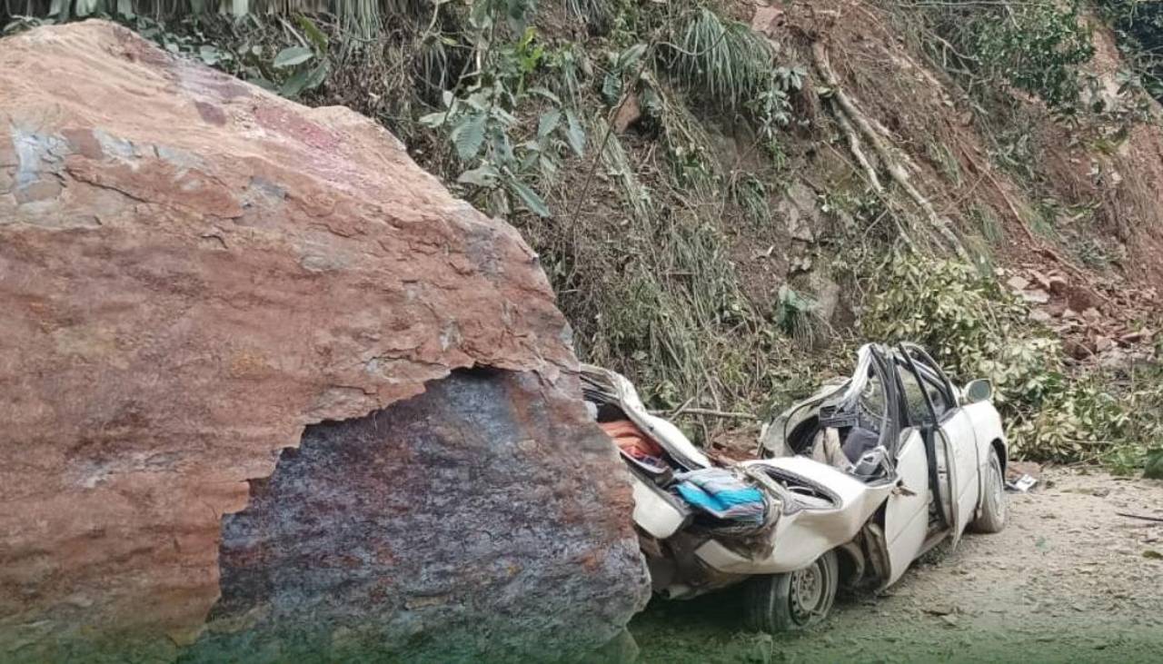 Una enorme roca aplasta a un vehículo y acaba con la vida de una persona en una carretera de La Paz