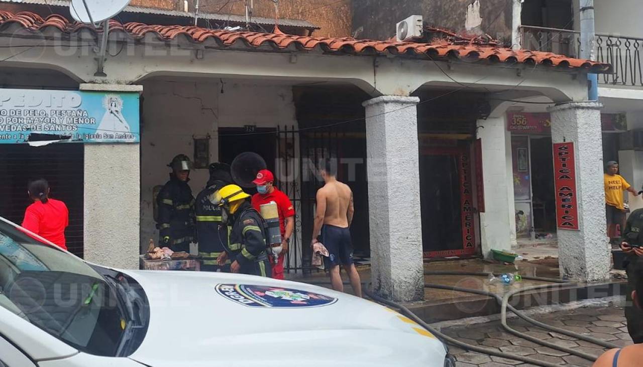 Incendio afecta a una vivienda en el centro cruceño; presumen que fue por un cortocircuito 