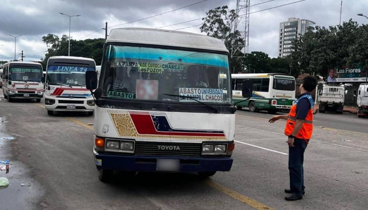 Alcaldía cruceña advierte con licitar el transporte público tras anuncio de paro de micreros el día del inicio de clases escolares