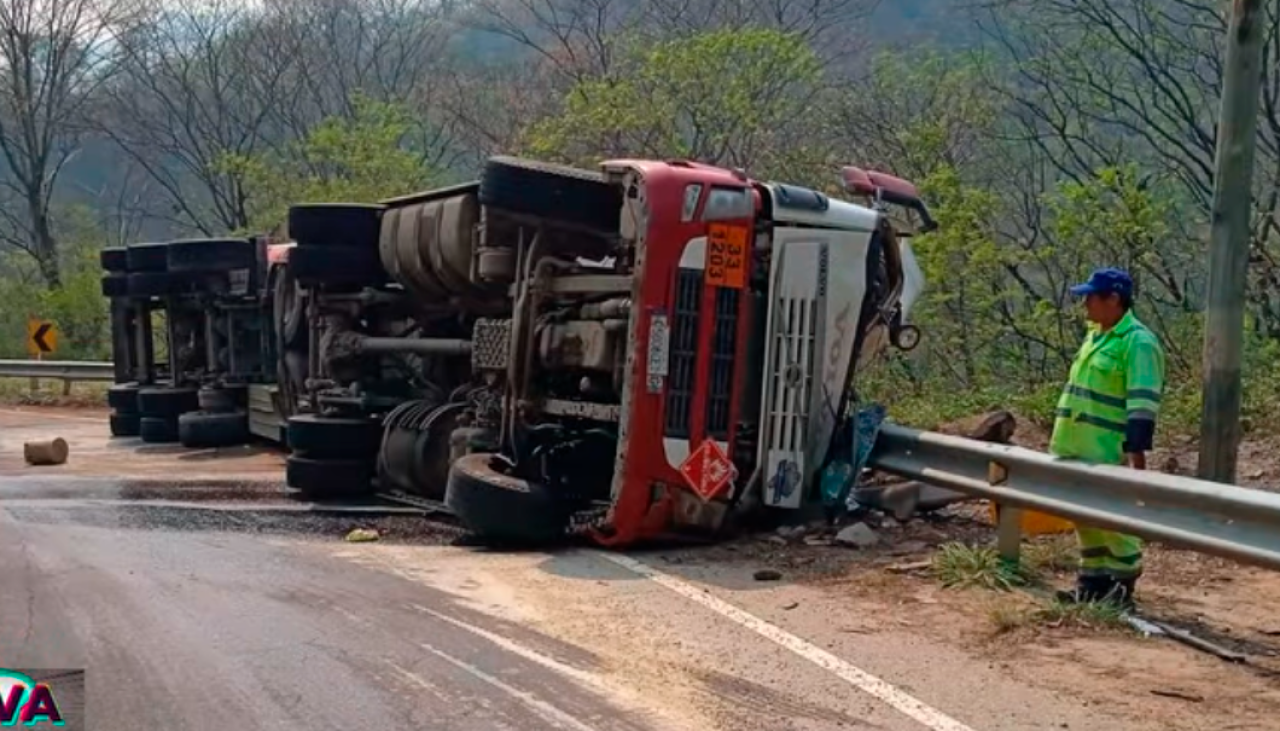 Cisterna cargada con combustible vuelca y el conductor muere en una carretera de Santa Cruz