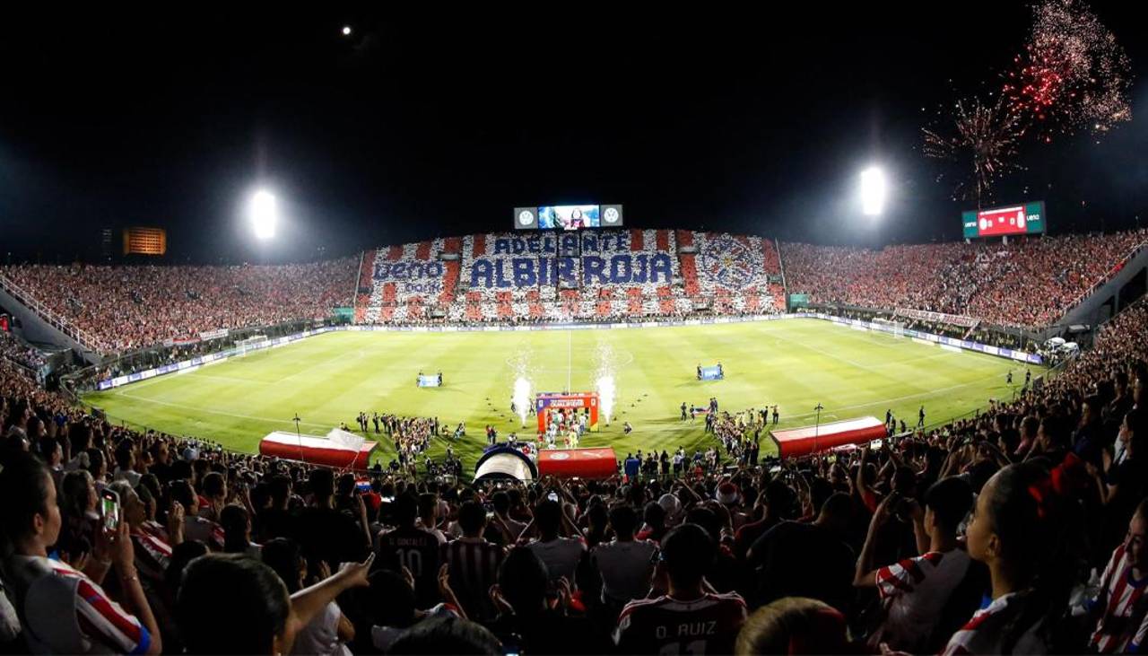 Paraguay jugará con aforo reducido tras sanción de FIFA por racismo y pirotecnia