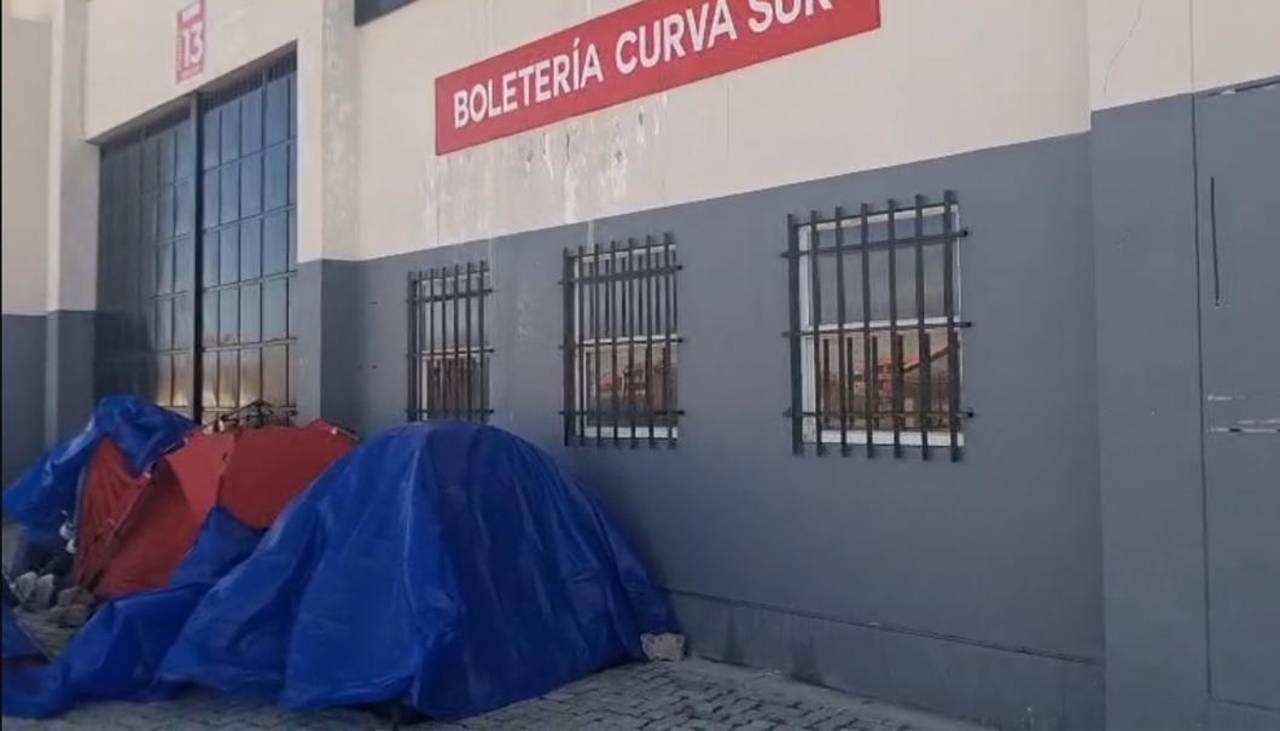Personas acampan en busca de entradas para el duelo entre Bolivia y Brasil