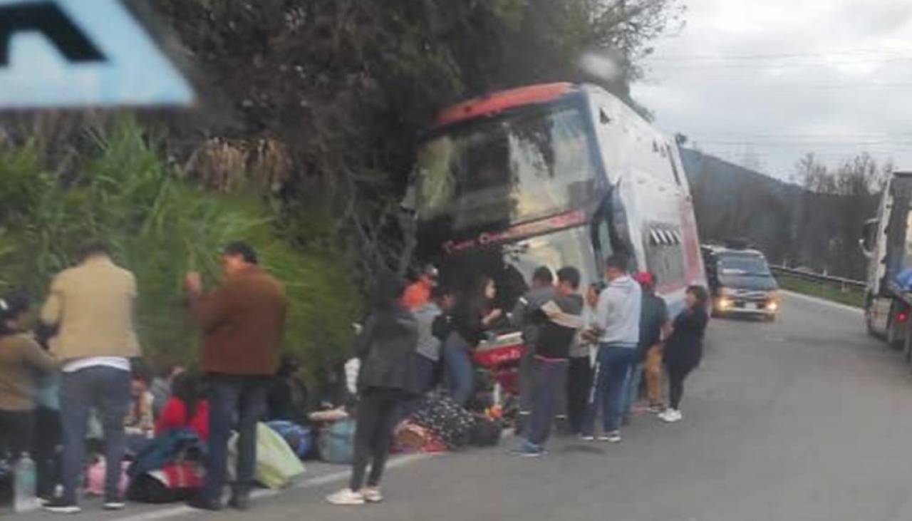 Un muerto y varios heridos deja el choque de un bus contra una peña en la ruta Cochabamba - Santa Cruz 