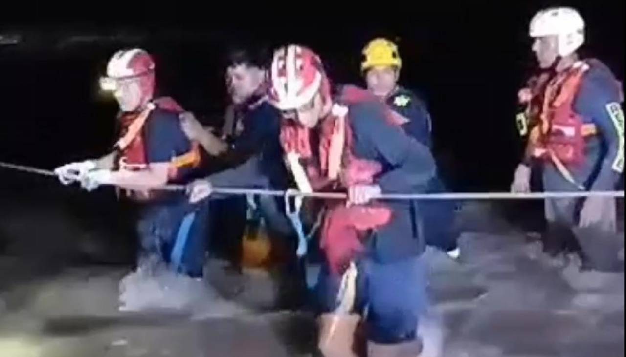 Video: Así fue el rescate de tres personas que corrían el riesgo de ser arrastradas por el río Piraí 