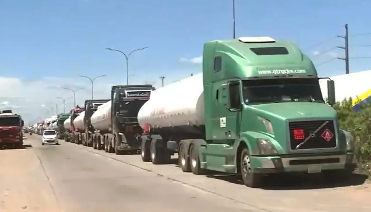 Camiones cisternas no logran descargar combustible en la refinería de Palmasola 