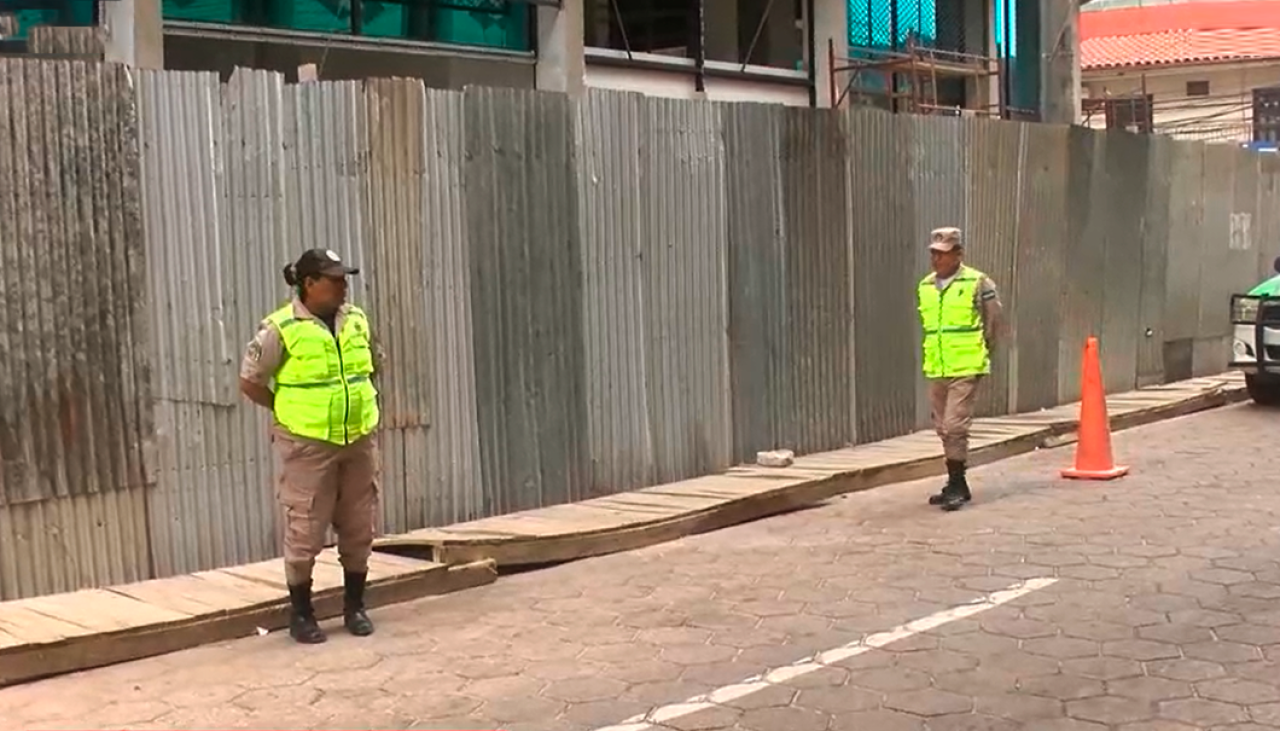 Santa Cruz: Precintan el edificio donde cayó una losa y dejó a varios albañiles heridos