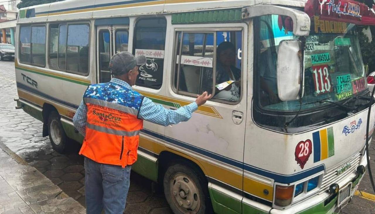 Pese a críticas, Alcaldía socializa el plan de ordenamiento del transporte público en el centro cruceño 