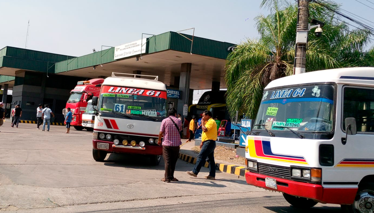 Santa Cruz: Choferes de micros duermen en surtidores pese a que “no hay certeza” de que reciban diésel