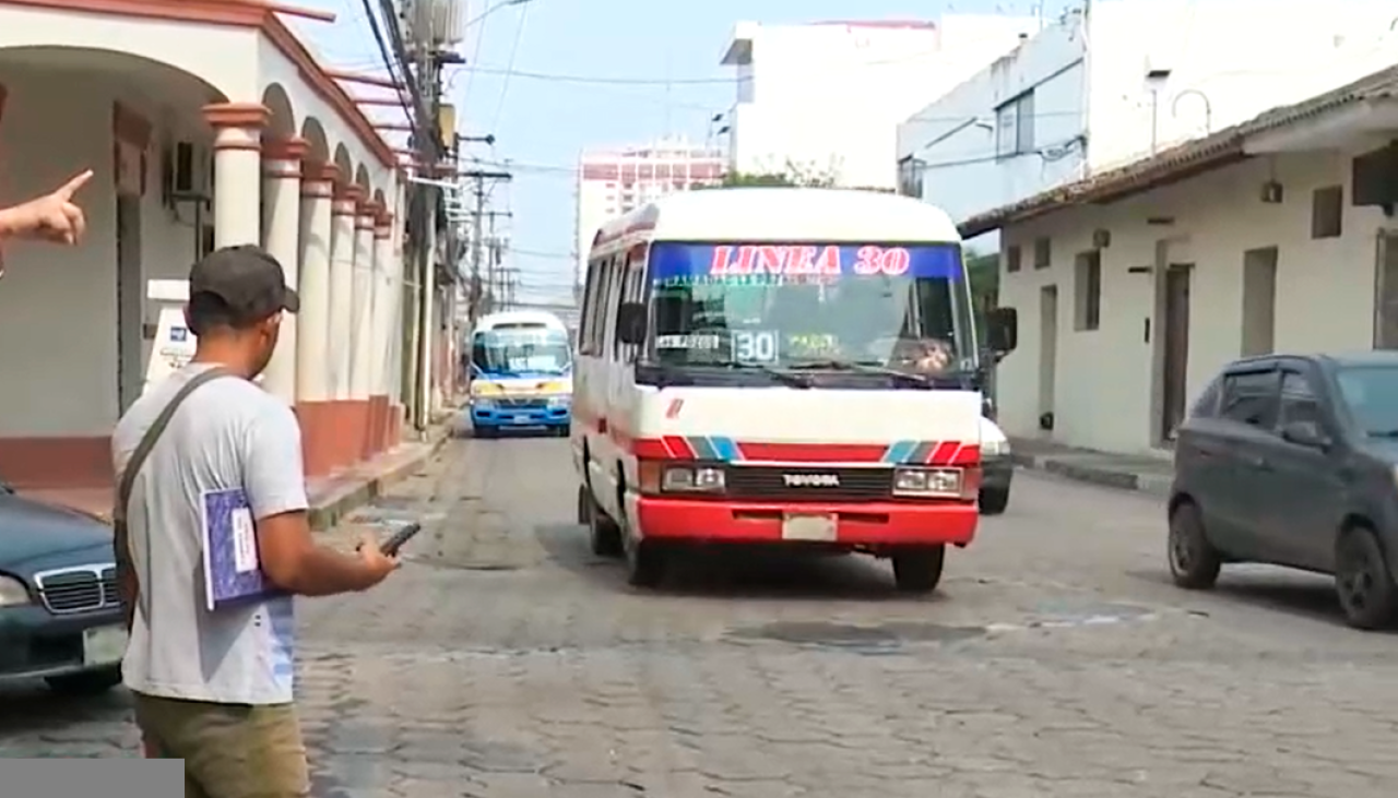 “No está bien, hay gente que no tiene dinero”: vecinos preocupados por alza del pasaje en la capital cruceña