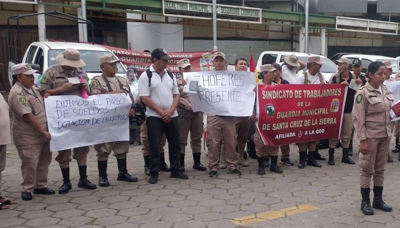 Pese a protestas de gendarmes, Alcaldía cruceña sostiene que no se recontratará a personal sin libreta de servicio militar 