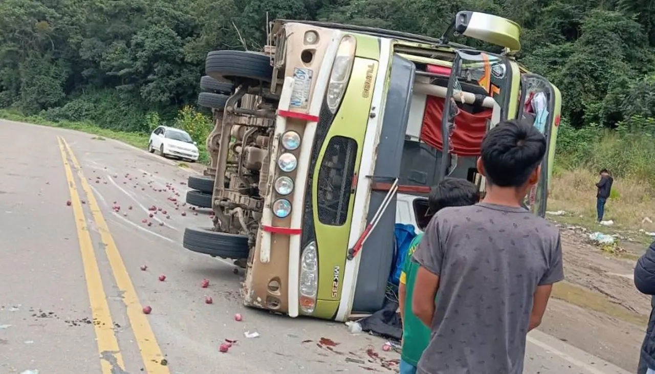 Siete personas quedaron heridas tras el vuelco de un bus en Mairana