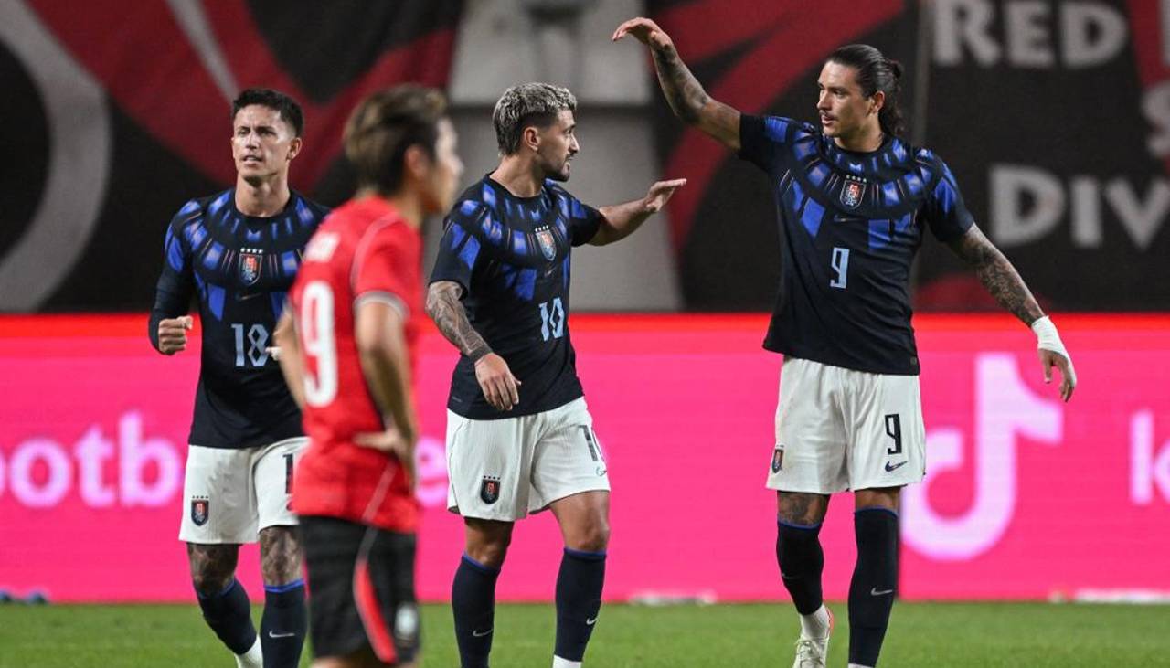 Uruguay golea a Corea del Sur para el primer triunfo de la era Diego Forlán