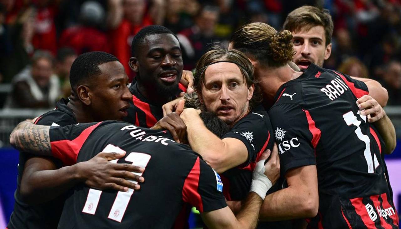 Milan le arrebata el liderato del fútbol italiano al Napoli con un triunfo en San Siro