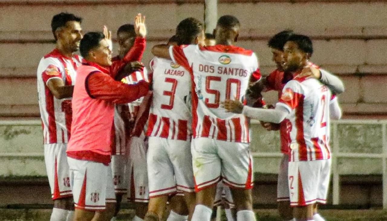 Independiente golea a Aurora en el duelo de ida por cuartos de la Copa Paceña
