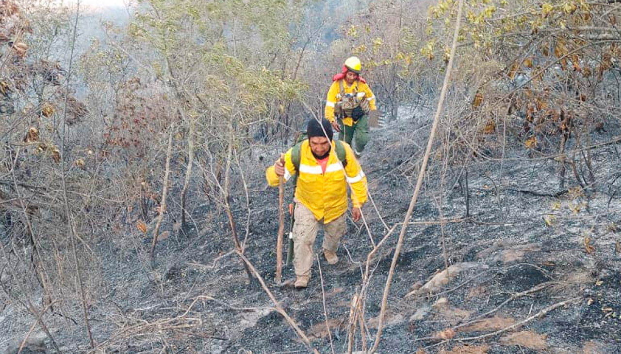 Tras descontrol del fuego, avión cisterna intenta sofocar incendios en Mairana, Quirusillas y Pampagrande 