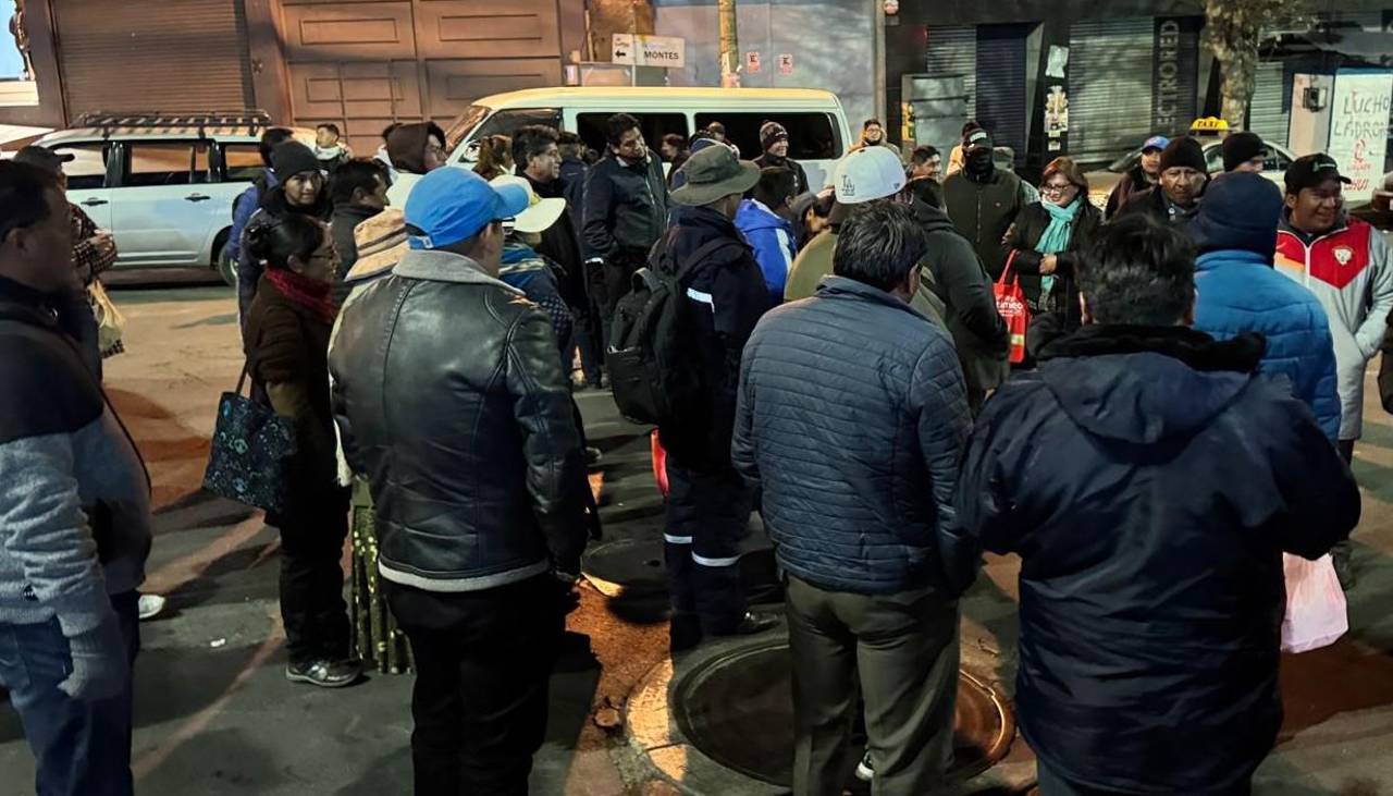 Despachan cisternas desde Senkata, pero crecen las filas en los surtidores de La Paz 