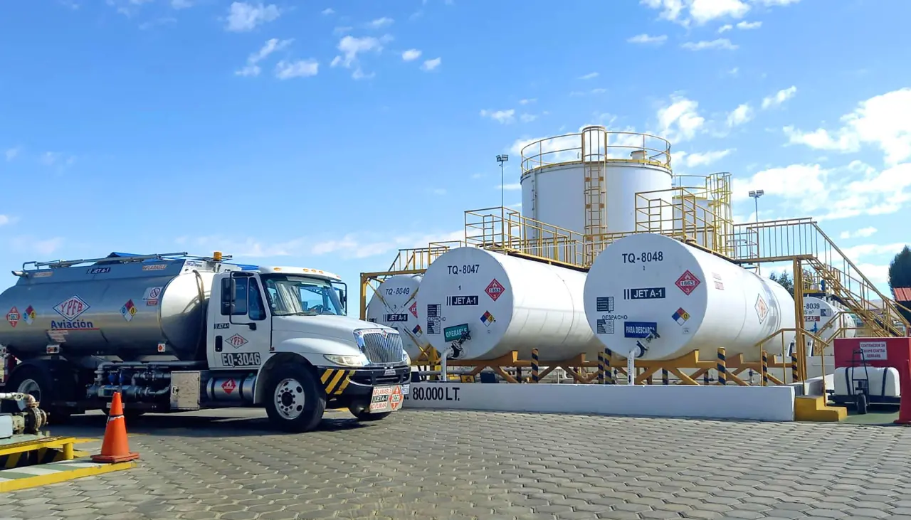 La Paz: Bloqueos restringen acceso de camiones cisterna con Jet Fuel a la aeroplanta de YPFB 