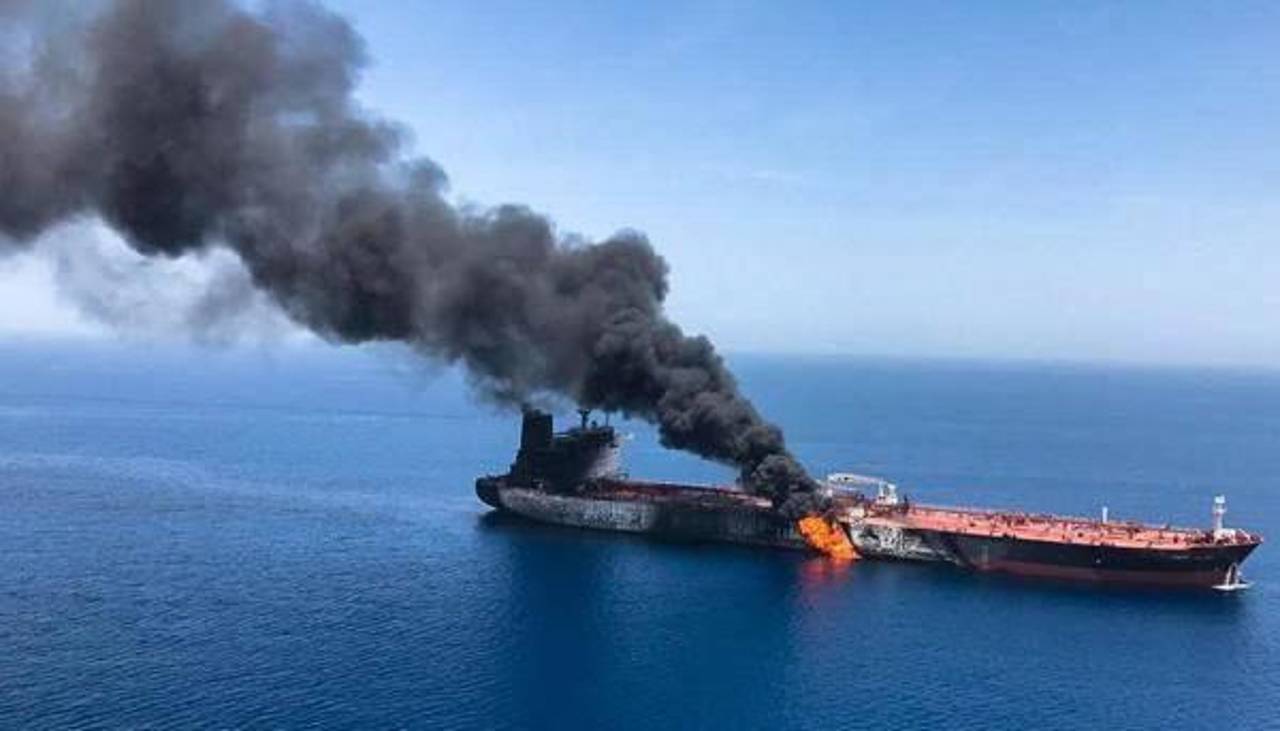 Irán informó que un petrolero explotó tras chocar con una mina marina en el Estrecho de Ormuz