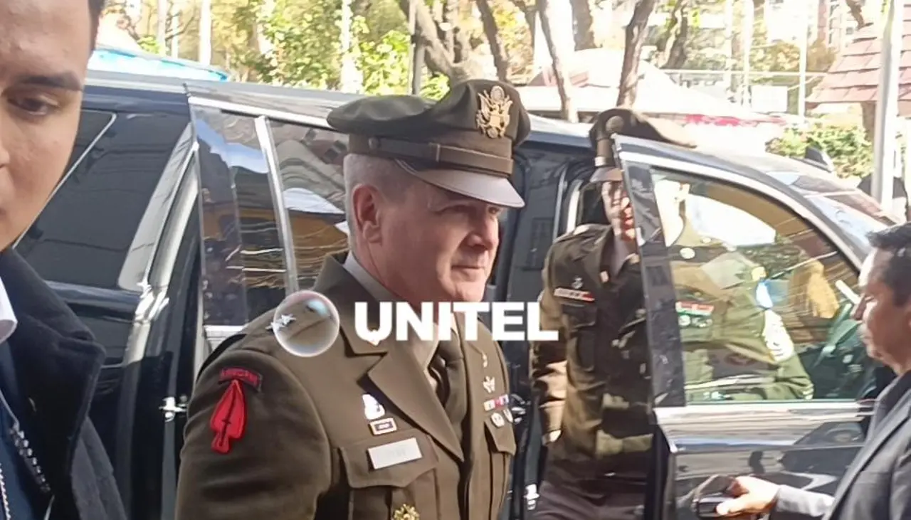 El jefe del Ejército Sur de EEUU se reúne con el ministro de Defensa tras su llegada a Bolivia