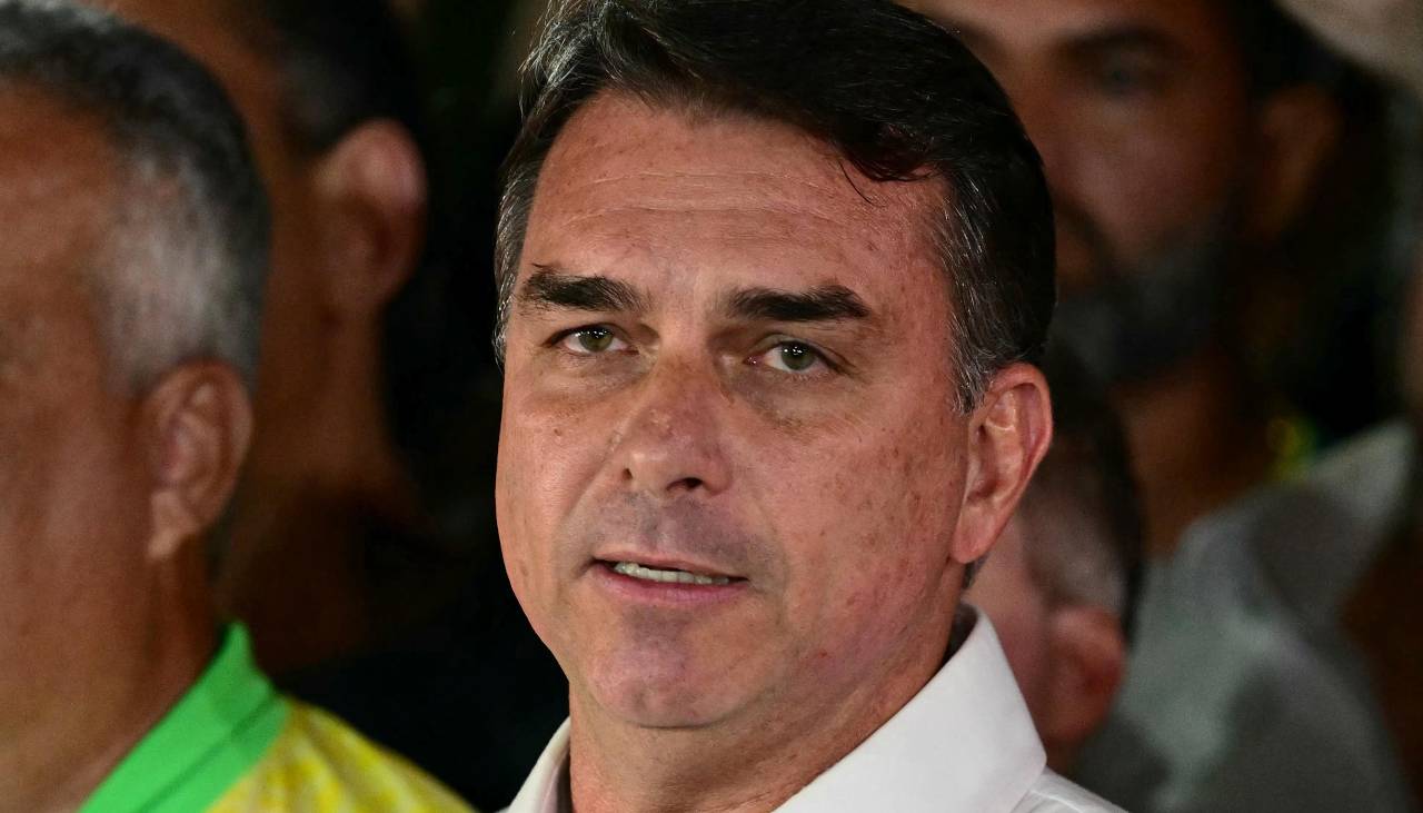Flávio Bolsonaro dice que un juez de Brasil le ordenó entregar su pasaporte 
