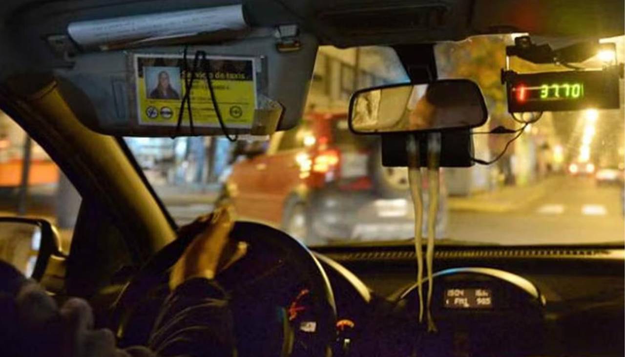 Video: Olvidó a su hijo en el taxi que pidió y el reclamo al conductor fue épico