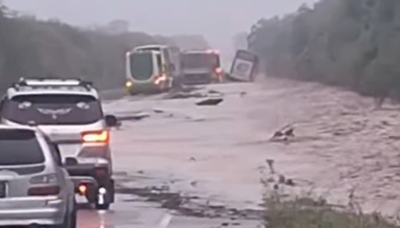 Tarija: Intensas lluvias dejan buses atrapados en la carretera y provocan el cierre de vías