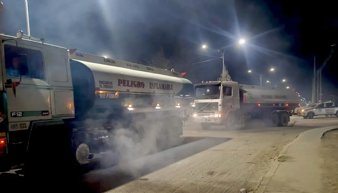 YPFB envía más de 600.000 litros de gasolina y 18.000 garrafas desde Senkata, pero los bloqueos vuelven a frenar los despachos