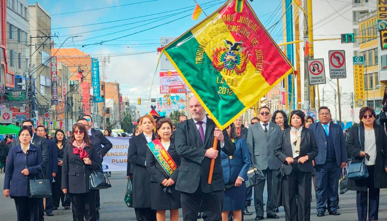 La ciudad de El Alto conmemora 41 años de su fundación marcada por el duelo por el accidente aéreo