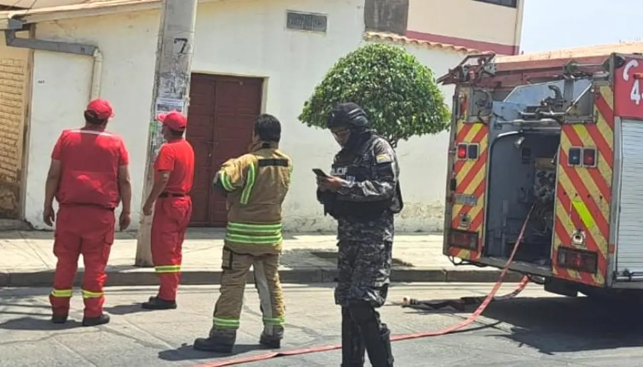 No estaban los padres: K’oa mal apagada provoca incendio en una casa; dos niños fueron rescatados 