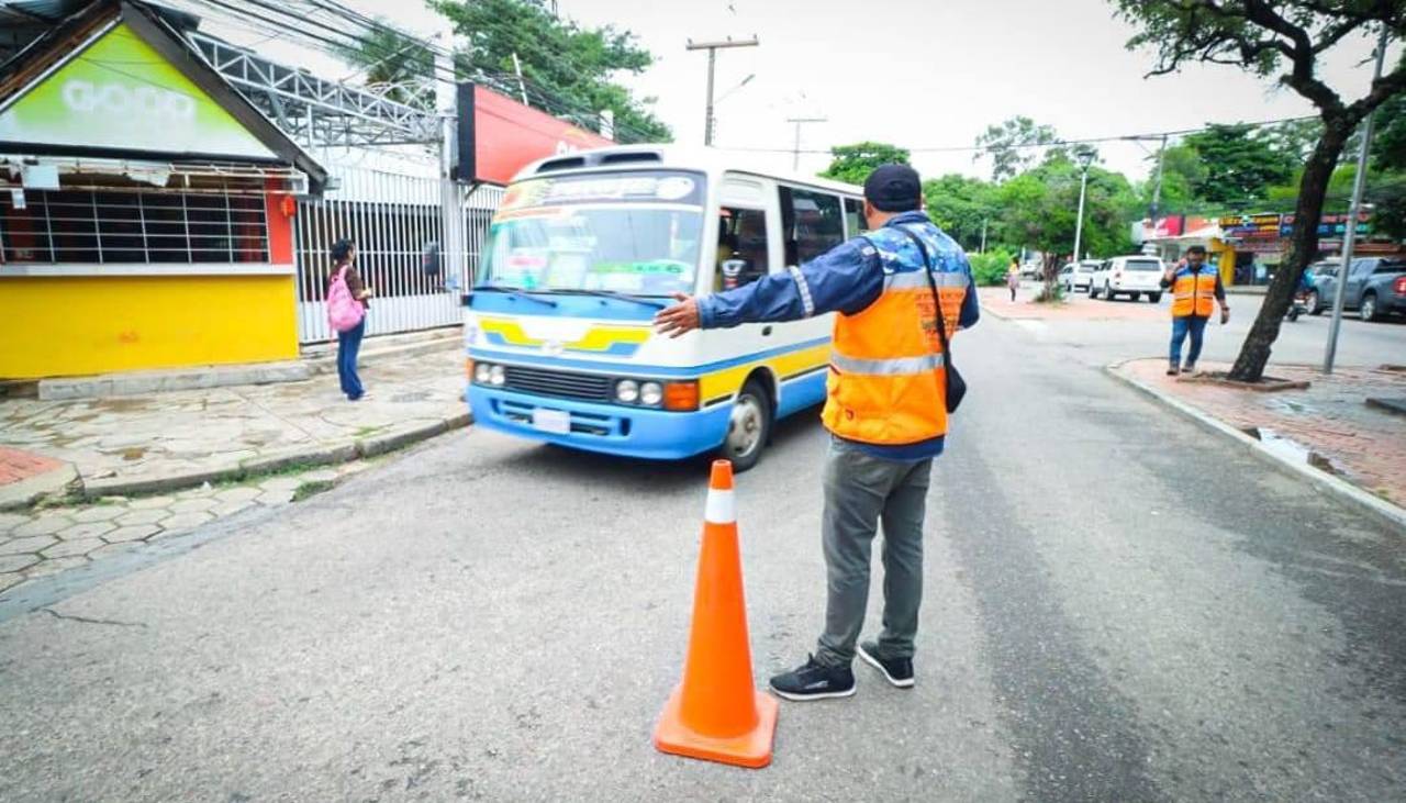 Incertidumbre en Santa Cruz: Micreros no responden si levantan su paro este miércoles pese a alza del pasaje a Bs 2,30