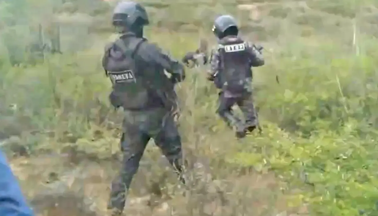 Video muestra a comunarios amedrentando a policías en medio del desbloqueo en Cotapachi