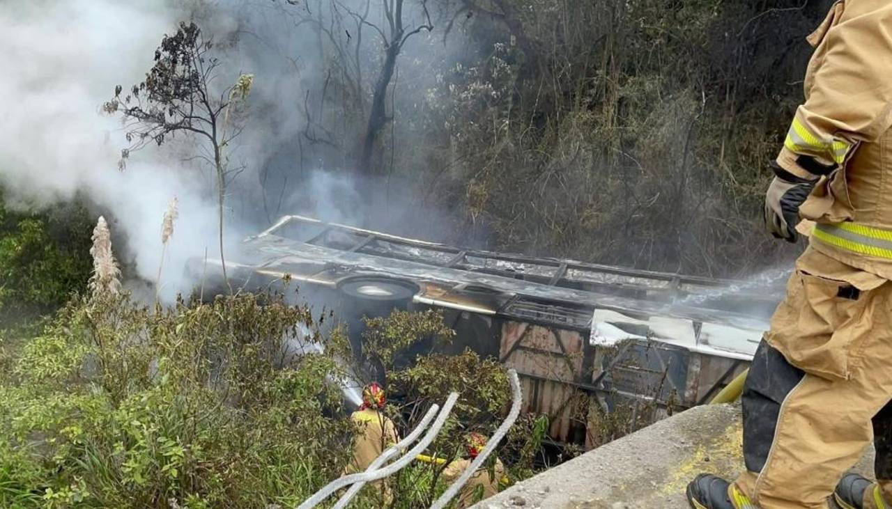 Once muertos deja caída de autobús a un barranco en Ecuador