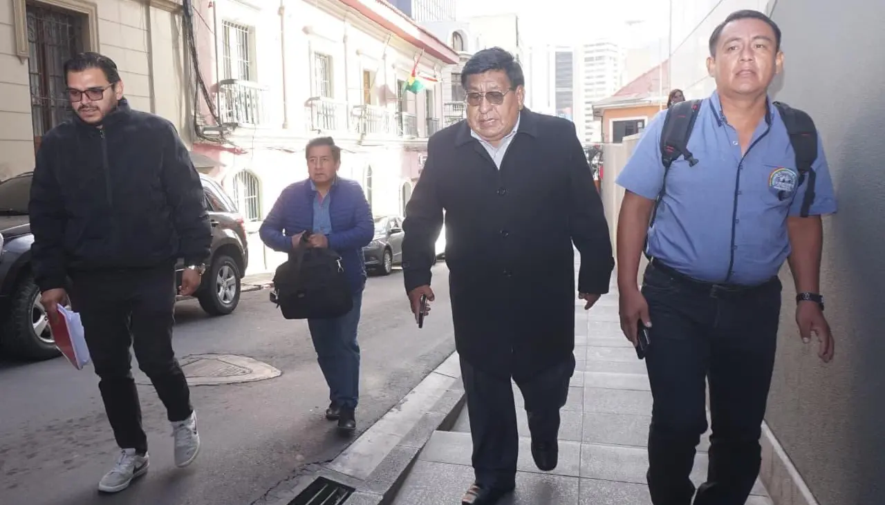 Gobierno instala diálogo con la Confederación de Choferes de Bolivia para analizar el decreto 5503