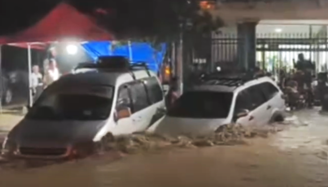 El Torno: Una intensa lluvia genera caos, convierte las calles en ríos y arrastra vehículos