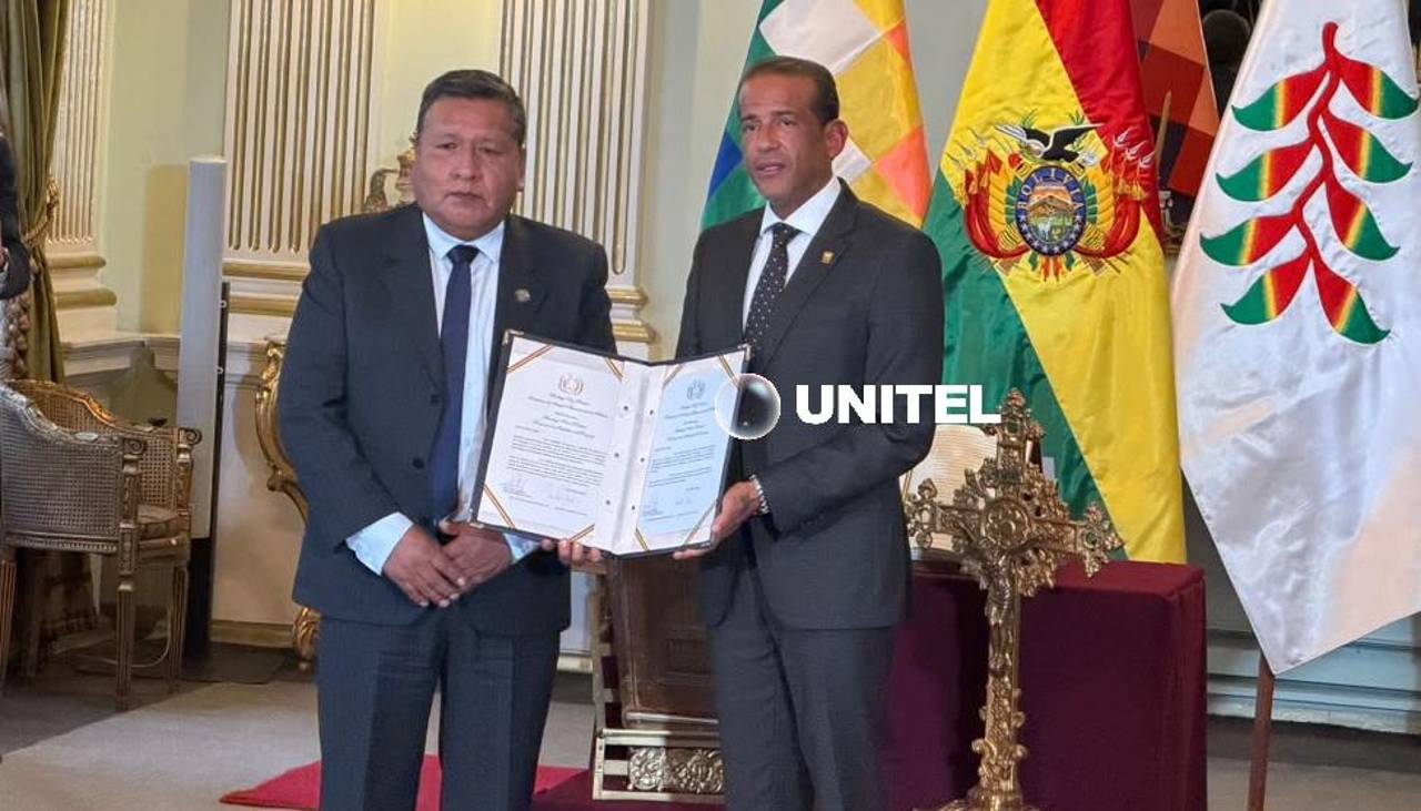 Luis Fernando Camacho jura como embajador de Bolivia ante Paraguay