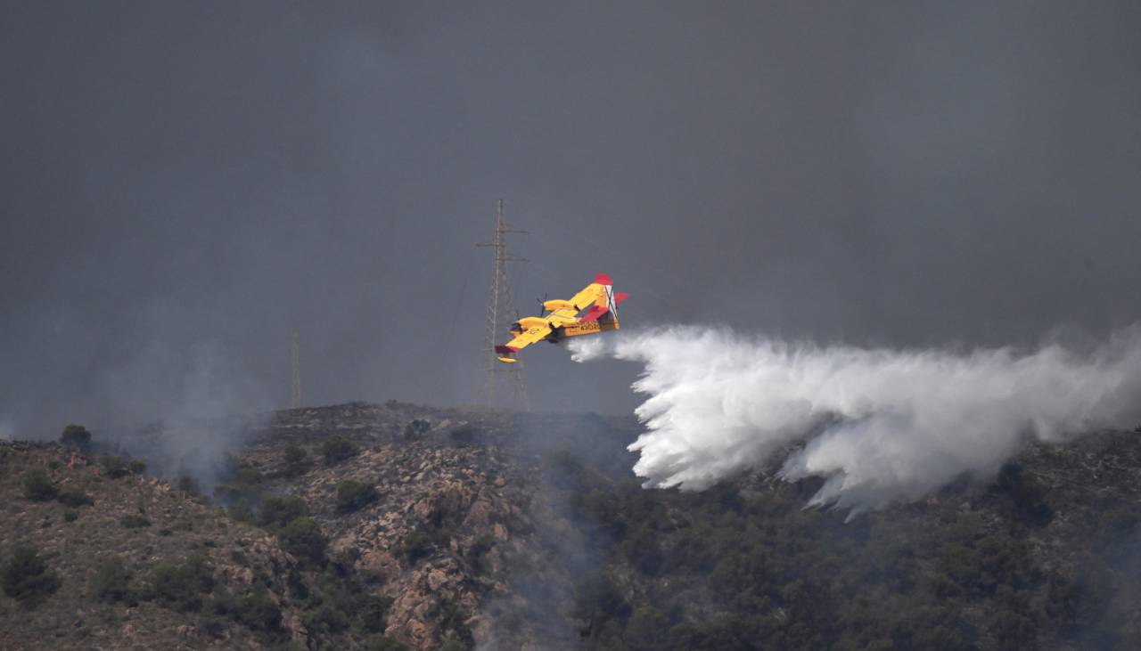 Al menos 11 fallecidos y 19 personas sin localizar en un voraz incendio forestal en el sur de España