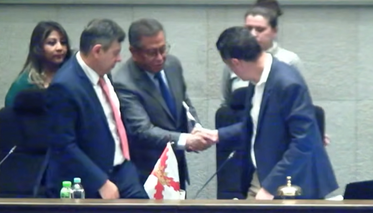 Oviedo pidió reprogramar la interpelación, pero se presentó en el Legislativo para responder por el caso maletas