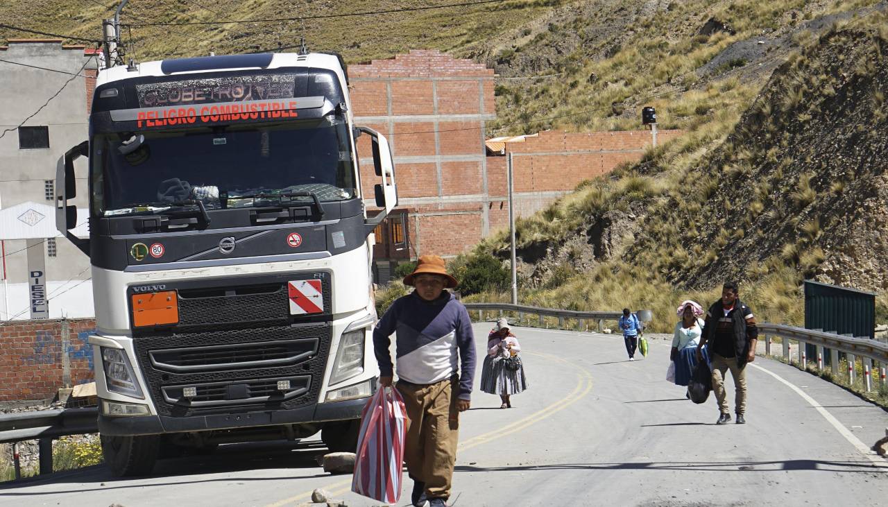 Transporte pesado de La Paz pide al dirigente de los ‘Tupac Katari’ un cuarto intermedio en los bloqueos 