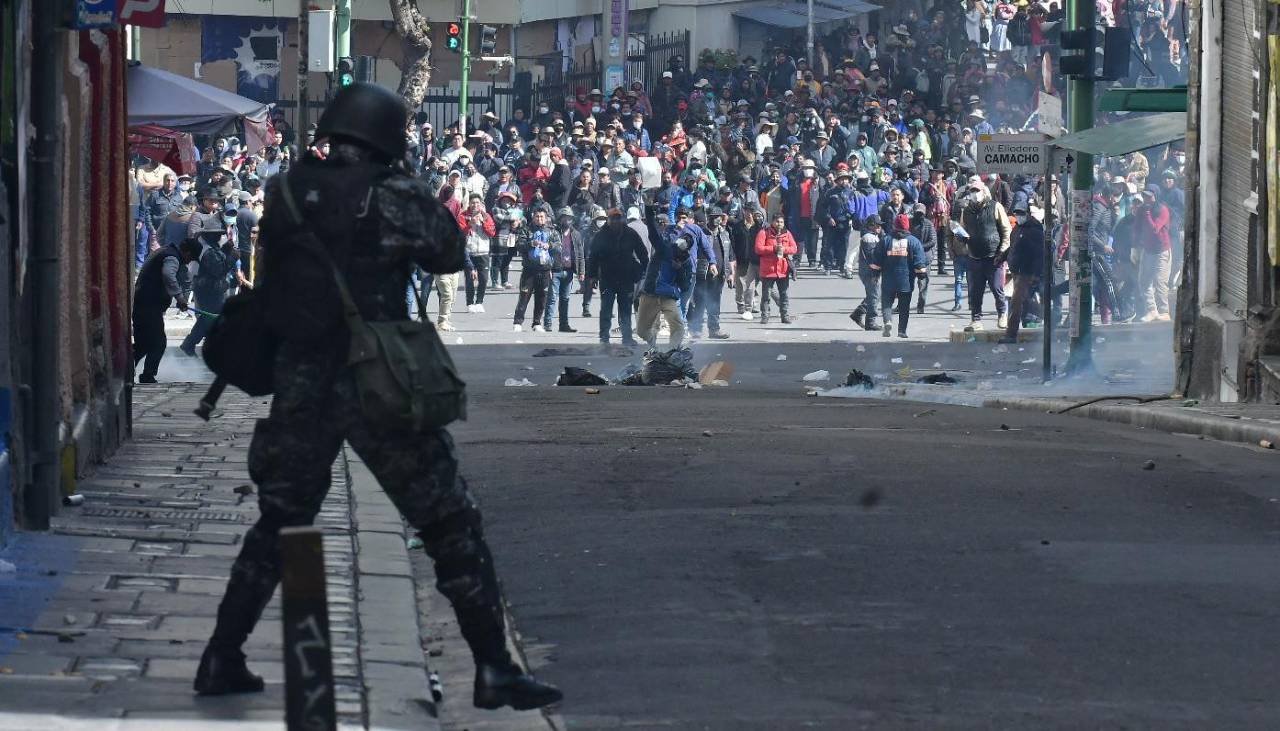 Policía gasifica a marchistas que intentan rebasar uno de los anillos de seguridad de la plaza Murillo 