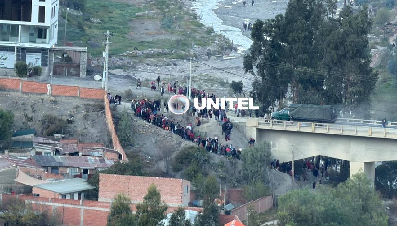 La Paz: Policías y militares desbloquean el puente Lipari luego que movilizados impidieran paso de alimentos