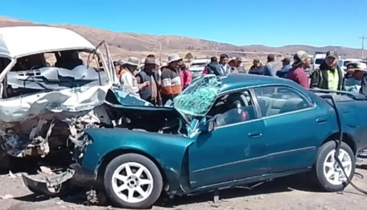 La Paz: Tres muertos y al menos siete heridos deja el choque frontal entre un vehículo y un minibús en la ruta a Guaqui