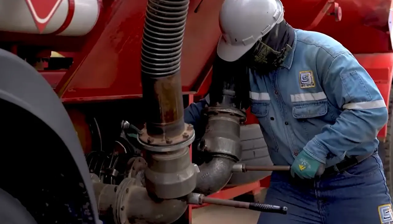 Mantener el “subsidio parcial” de los combustibles se hace insostenible, dice exministro Ríos