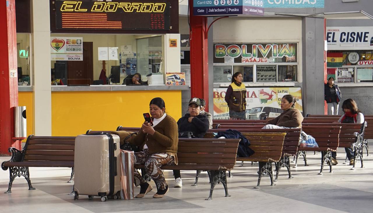 La Paz: Reportan que la salida de buses se redujo al 50% debido a las filas por diésel 
