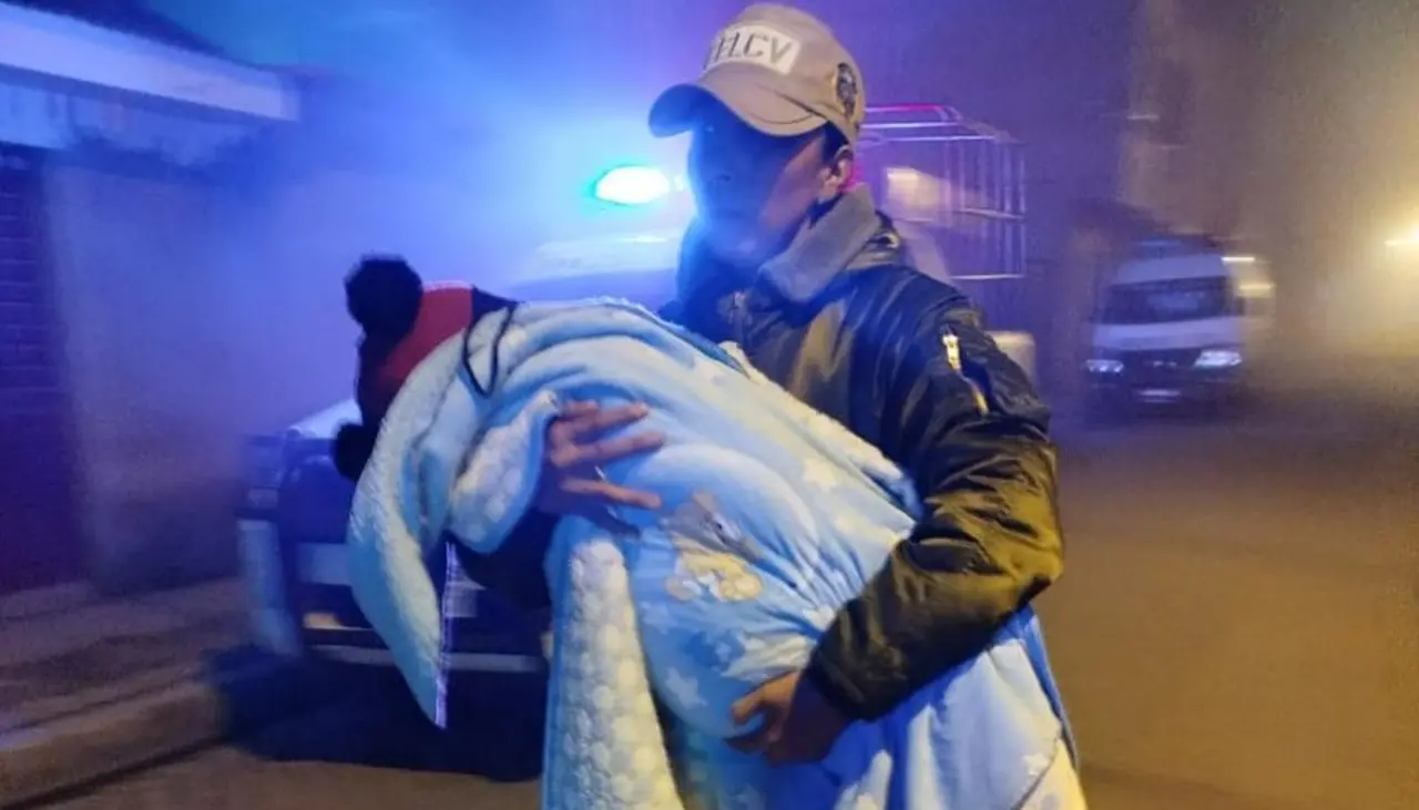 Un hombre atacó a su hijo de 2 años y a su esposa con un cuchillo; la mujer tiene heridas en el rostro, reporta la Policía 