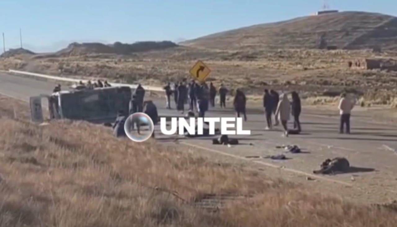 Vehículo con pasajeros vuelca en la ruta La Paz - Oruro; se movilizan equipos de auxilio