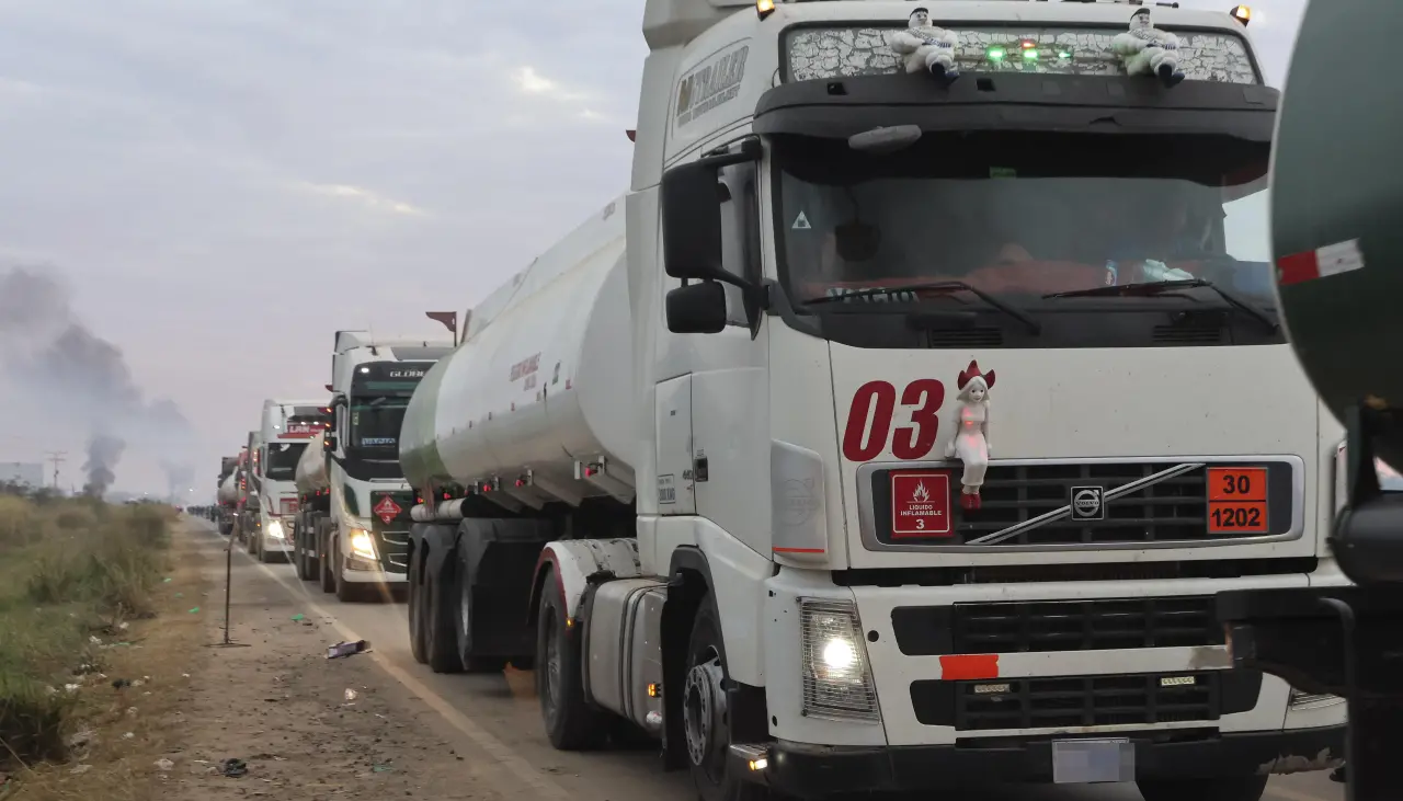 Transporte pesado pide congelar cuentas de la COB por las pérdidas millonarias que dejan los bloqueos